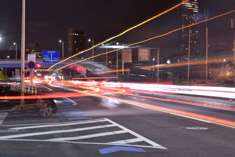 夜景撮影 スローシャッターで車のライトをレーザービームにしてみた カメラアマ