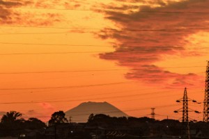 鉄塔と夕焼けと富士山