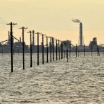 江川海岸の電柱と工場