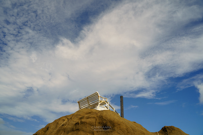 野島崎灯台の白いベンチが美しい